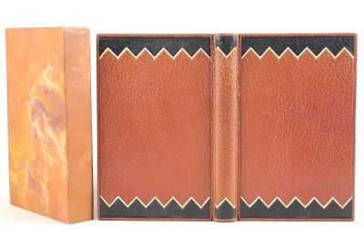 deux livres sont posés l'un à côté de l'autre sur une surface blanche