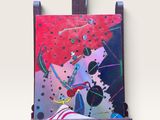peinture abstraite représentant une femme avec un parapluie rouge sur fond rose
