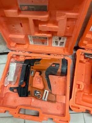 deux outils dans la mallette orange posée par terre
