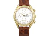 Gros plan sur une montre avec un bracelet marron sur fond blanc
