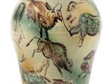 un vase orné d'une peinture représentant des animaux