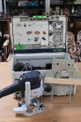 une petite boîte contenant un outil, posée sur une table