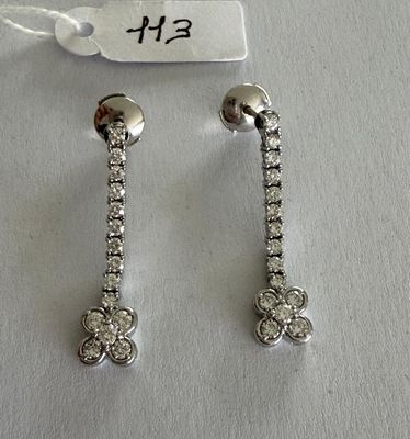 Paire de Pendants d'oreilles en or gris, motifs sertis de 30…