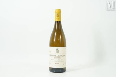 une bouteille de vin posée sur une table