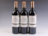trois bouteilles de vin posées sur une table l'une à côté de l'autre