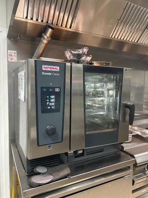 une cuisine professionnelle équipée d'appareils électroménagers et de plans de travail en inox