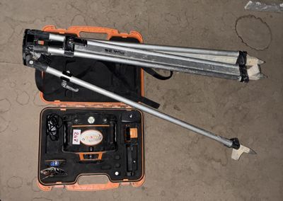 un coffret à outils posé par terre et contenant des outils