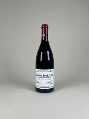 la bouteille de vin rouge est posée sur la table