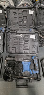 de nombreux outils contenus dans la mallette qui se trouve sur la table