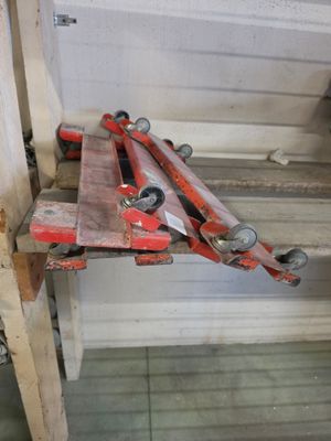 un skateboard posé sur un banc en bois