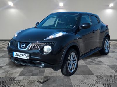 une photo d'un SUV Nissan Juke noir garé dans un garage