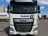 un camion blanc garé dans un parking