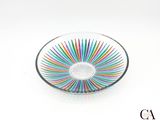 un saladier en verre orné d'un motif multicolore