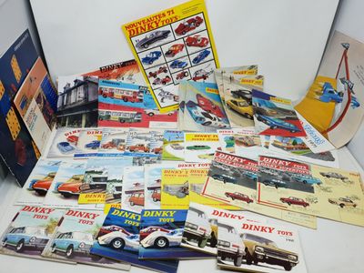 beaucoup de livres et de magazines sur la table