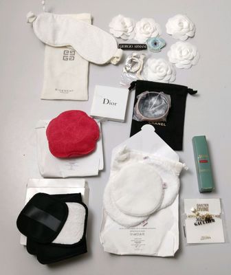 Lot de 17 articles relatifs à l'univers de la parfumerie de … - Photo 1