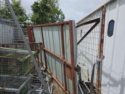 une clôture à l'intérieur de laquelle se trouvent plusieurs animaux en cage
