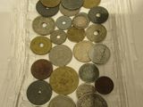 un récipient en plastique rempli d'une multitude de pièces de monnaie posé sur une table