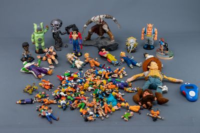 tout un tas de figurines posées sur une table