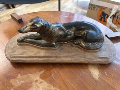 Lévrier couché en régule à patine dorée. - Photo 1