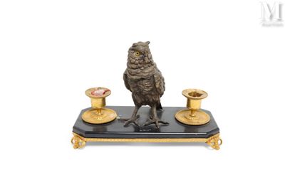 une figurine représentant un oiseau posé sur une table