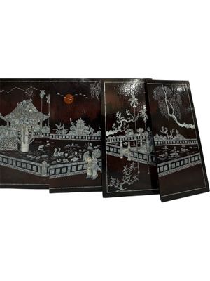 trois morceaux de bois peints en noir et blanc, avec un pont au milieu