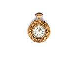 une image d'une montre de poche en or avec des chiffres romains sur le cadran