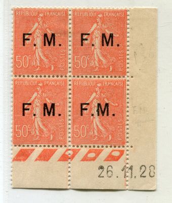 un gros plan sur quatre timbres posés sur une feuille de papier