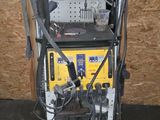 une machine qui se trouve à l'intérieur d'un bâtiment