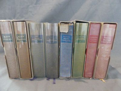 plusieurs livres sont alignés sur une table