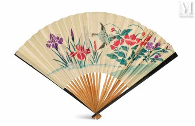 une image représentant un éventail peint à la main, orné de fleurs et d'oiseaux