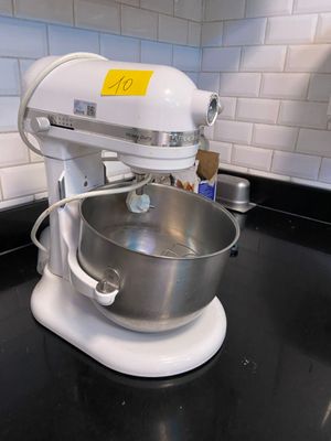 un mixeur blanc posé sur le plan de travail d'une cuisine
