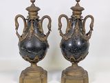 paire d'urnes anciennes en bronze et marbre sur socles