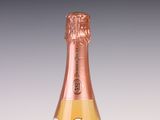 une bouteille de champagne posée sur une table