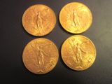 quatre pièces d'or empilées les unes sur les autres sur une table