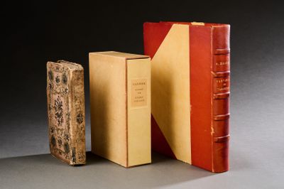 deux vieux livres posés l'un à côté de l'autre sur une table