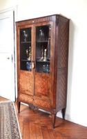 VITRINE de style Louis XVI en bois de placage et marqueterie…