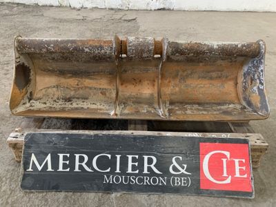 une pancarte portant l'inscription « Mercier & C.E. » à l'arrière d'un bulldozer