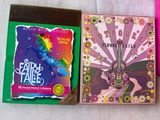 deux livres posés sur une table