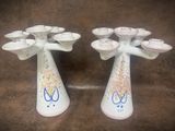 deux vases blancs ornés de motifs roses et bleus
