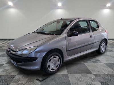 la photo d'une voiture argentée garée dans un garage