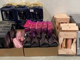 plusieurs cartons contenant des articles divers, posés sur un plan de travail