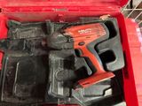 une boîte à outils rouge avec des outils à l'intérieur