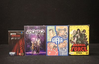 beaucoup de DVD qui traînent sur une table