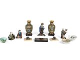 un ensemble de figurines asiatiques posées sur une surface blanche