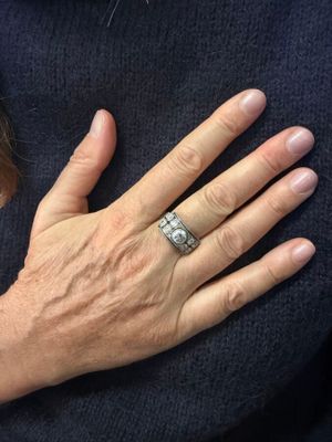une femme qui porte une bague à la main gauche et une autre à la main droite