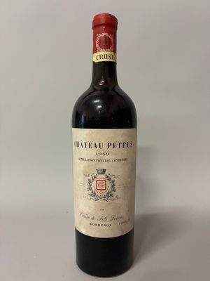 une bouteille de vin posée sur une table