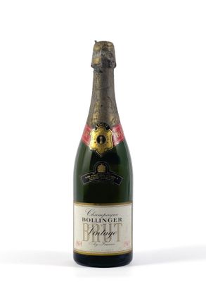 la bouteille de champagne est posée sur une surface blanche