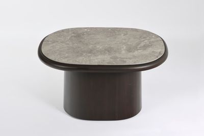 un gros plan d'une table au plateau en marbre sur fond blanc