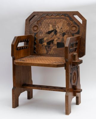 une chaise en bois dont le dossier et l'assise sont sculptés