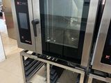 deux fours posés sur un meuble dans la cuisine